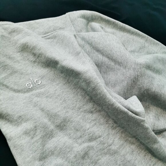 Alo Yoga Accolade Crew Neck Pullover NWT Size M Athletic Heather Grey - Picture 3 of 4